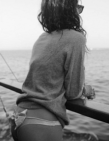 “Życie składa się z czekania. Czy raczej może serii mniejszych i większych czekań. Czeka się bezustannie na coś lub na kogoś. Czasami niecierpliwie, niekiedy z lękiem. Bywa, że ...