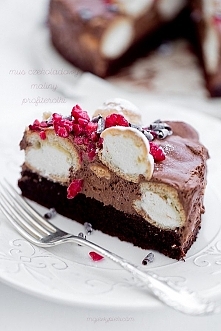 CIASTO Z MUSEM CZEKOLADOWYM I PROFITEROLKAMI Z KREMEM