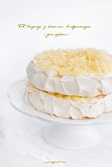 TORT BEZOWY Z KREMEM BUDYNIOWYM I GRUSZKAMI