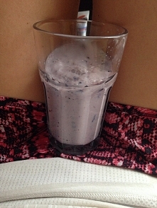 po treningowe  śniadanie - płatki ryżowe + mleko kokosowe + stewia + borówki = blender i gotowe ZDROWE I PYSZNE - polecam ;)