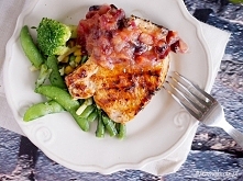 Grillowane kotlety wieprzowe z chutneyem rabarbarowym