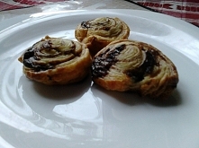 ciasto francuskie+ brązowy cukier+ cynamon= domowe pyszne ciastka :)