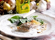 Karp z musem chrzanowym i prażonymi migdałami