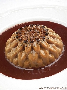 Kawowa panna cotta w ciepłym sosie czekoladowym