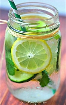 Detoksykujacy napój: 3 plas...