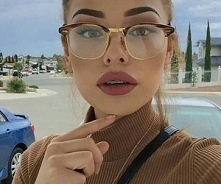 Mimo okularów i aparatu na zębach jest nadal piękna!