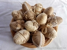 Pisanki ozdobione sznurkiem sizalowym i jutowym.