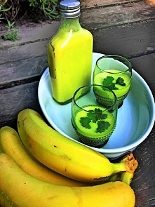 likier bananowy
4 banany
3 krople ekstraktu waniliowego (można pominąć)
4 żółtka
szklanka cukru
400 ml skondensowanego mleka ( niesłodzonego)
0,5 l wódki

Banany obieramy i miks...