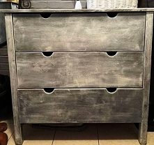 To były moje początki..... Mama poprosiła mnie, żebym przemalowała jej meble sosnowe, bo chce poddać metamorfozie przedpokój. No ok.... Moja wiedza na temat przecierek i malowan...