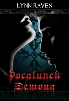 Dawn po tragicznej śmierci rodziców wychowuje się u bogatego wujka. Ma wszystko oprócz miłości. Ta zaś zaczyna kiełkować w jej sercu od pierwszego spojrzenia, jakim obdarzył ją Julien. Młoda dziewczyna nigdy w życiu nie sądziłaby, że jej uczucie mogłoby być odwzajemnione. On jest nowym uczniem w liceum, niesamowicie pięknym ale i niestety nieosiągalnym. W Julienie tkwi mroczna tajemnica, która prowadzi Dawn do świata wampirów, a jej upragniony sen o miłości staje się…