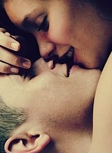 "Moje wymarzone miejsce na ziemi nie ma stałych współrzędnych geograficznych, przesuwa się wraz z tobą i jest dokładnie między twoim lewym ramieniem i uchem."
Piotr Ad...