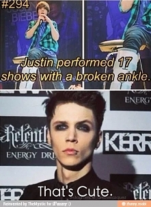 W trakcie koncertu w centrum handlowym Hollywood & Highland w Los Angeles wokalista Andy Biersack wspiął się na jeden z balkonów, z którego próbował wskoczyć na scenę.
Niest...