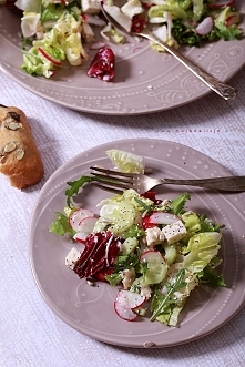 Sałatka z ogórkiem, rzodkiewką, białym serem typu włoskiego polana domowym miodowym winegretem. Do tego opcjonalny dodatek, czyli chrupiąca posypka z prażonych ziaren słonecznik...