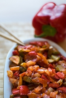 Ryba po Japońsku. Panierowany dorsz skąpany marynowaną papryką i ogórkami konserwowymi.