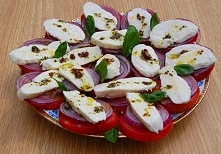 szybka przystawka na kazda impreze i nie tylko:)
Skadniki:
3 pomidory
2 czerwone cebule
2 kulki sera mozarella
bazylia świeża do dekoracji
przyprawa do pomidorów (użyłam firmy K...