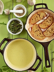 Kremowa zupa szparagowa z czosnkowymi grzankami