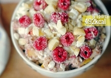 Kokosowa kasza kuskus z jabłkiem, malinami, miętą i serkiem wiejskim podana z orzechami macadamia