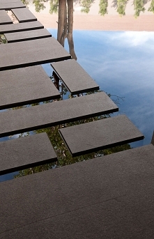 Detal zaprojektowanego przejścia przy nowoczesnym domu qb House w Meksyku - zapraszam do inspiracji! Niech zaprojektowana zieleń będzie stanowić uzupełnienie projektu Twojego do...