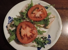 Kolacja :) chrupkie pieczywo szynka z indyka rukola pomidor Polecam bo pyszne ^^ Czy znacie jakieś przepisy na sałatkę z rukola?