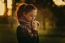 “  Warto otaczać się ludźmi, którzy marzą, tworzą, wierzą i myślą, ale przede wszystkim warto otaczać się tymi, którzy widzą w Tobie więcej dobrego niż Ty sam w sobie dostrzegas...