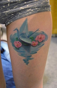 tatuaże damskie origami na udzie