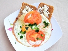 śniadanie* jajka sadzone z pomidorem, chleb pełnoziarnisty z serem kozim. Jajka smażę pod przykryciem.