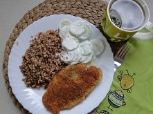 Tilapia ;) z kaszą i ogórek (w jogurcie naturalnym) + zielona herbatka :)