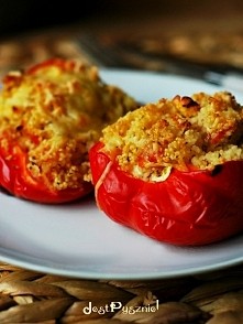 Papryka faszerowana kaszą kuskus z pomidorami i serem feta 1/2 filiżanki kaszy kuskus, 50-70g sera feta,1-2 średnie pomidory,1 średnia papryka,szklanka gorącej wody, garść start...