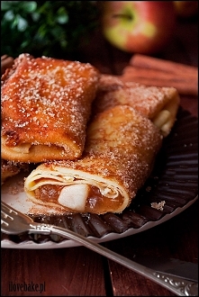 Naleśniki z jabłkami w posypce cukrowej z cynamonem – przepis