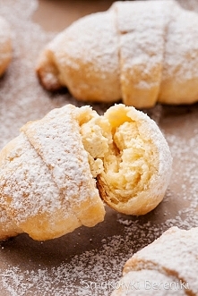 Rogaliki krucho-drożdżowe z serem