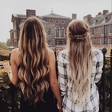 Dziewczyna po lewej :D