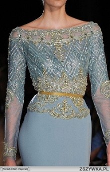 Błękitna sukienka ze złotą ...