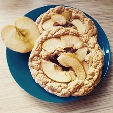 Kto lubi drożdżówki? Ja bardzo, ale dbam o swoje zdrowie i figurę, więc zastąpiłam je omletami. Tu pyszny omlet z karmelem à la drożdżówka.