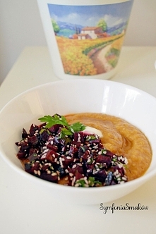 Przepyszna, sycąca zupa krem z ciecierzycy, pomidorów i czosnku z chrupiącą kostką z buraka i dużą ilością sezamu <3 PRZEPIS? <klik,klik w link :)