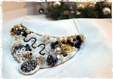 Naszyjnik wyszywany koralikami,perełkami,wstążkami,guzikami i łańcuszkami na organzie