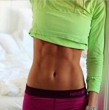 postanowiłam wrzucić moje pierwsze efekty ćwiczeń za miesiąc, bo jeżeli będę czekała az do czerwca mogę opóźnić rozpoczęcie mojej małej zmiany :) trzymajcie kciuki !