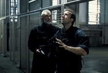 TWIERDZA 
Generał Francis Hummel (Ed Harris), uczestnik najważniejszych amerykańskich misji wojskowych od czasów wojny wietnamskiej,  wraz ze swoim oddziałem zajmuje wyspę Alcat...