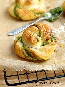 * Zakręcone Bułeczki z Pesto *