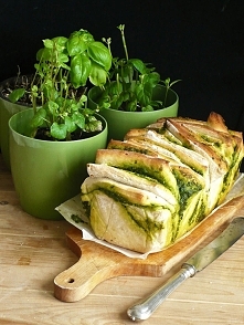 Użyłam mąki orkiszowej 630 oraz pszennej pełnoziarnistej (pół na pół) oraz ogólnie do ciasta dodałam ziół prowansalskich. Pesto miałam swoje - szpinakowe :). Chlebek pierwsza kl...