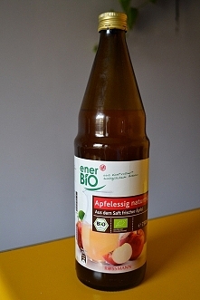 wykonanie: wlej 100ml. wody do buteleczki i dodaj 50ml. octu jabłkowego. Codziennie rano i wieczorem przecieraj twarz wacikiem nasączonym tonikiem. Już po kilku dniach zauważysz...