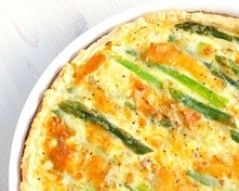 Tarta z szynką, jajkiem i szparagami



opakowanie ciasta francuskiego 275 g

około 200 g szynki pokrojonej w paski

około 300 g szparagów

nieduża cebula

3 jajka ugotowane na ...