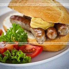 Pieczona biała kiełbasa z cebulą i czosnkiem