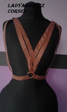 mój pierwszy Harness w stylu steampunk , obecnie hit nie tylko instagramu , widzę je wszędzie , najczęściej zakładane pod bluzkę z dekoltem ale i na ubrania , stylizacji jest mn...
