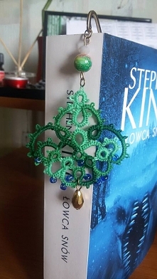 Zapraszam na Fejsa :) Zakładka do książki w odcieniach zieleni ze złotymi elementami. Koronkowa część robiona ręcznie metodą frywolitki, wymiary 6x6 cm, z koralikami łącznie 10 cm.