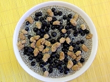 JAGODOWY PUDDING CHIA Z RÓŻĄ I MORWĄ BIAŁĄ