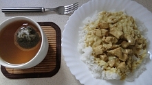 Pierś kurczaka w sosie curry z ryżem (robiłam pierwszy raz ale na pewno zrobię jeszcze bo bardzo dobre ) + zielona herbatka o smaku opuncji z pigwą :)