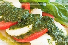 Sałatka z pomidorów, mozzarelli i orzeszków pinii