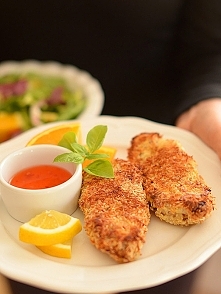 piersi kurczaka o łącznej wadze około 3/4 kg
1 szklanka wiórków kokosowych (około 10 dag)
sok z połowy cytryny
2 jajka
2 łyżki mleka
6 łyżek mąki sezamowej lub migdałowej (można...