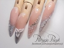 Paznokcie akrylowe w połączeniu z żelem.