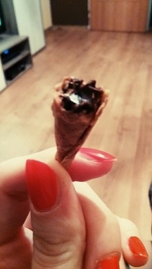 ta najlepsza, wyczekiwana chwila od momentu otwarcia loda rożka <3